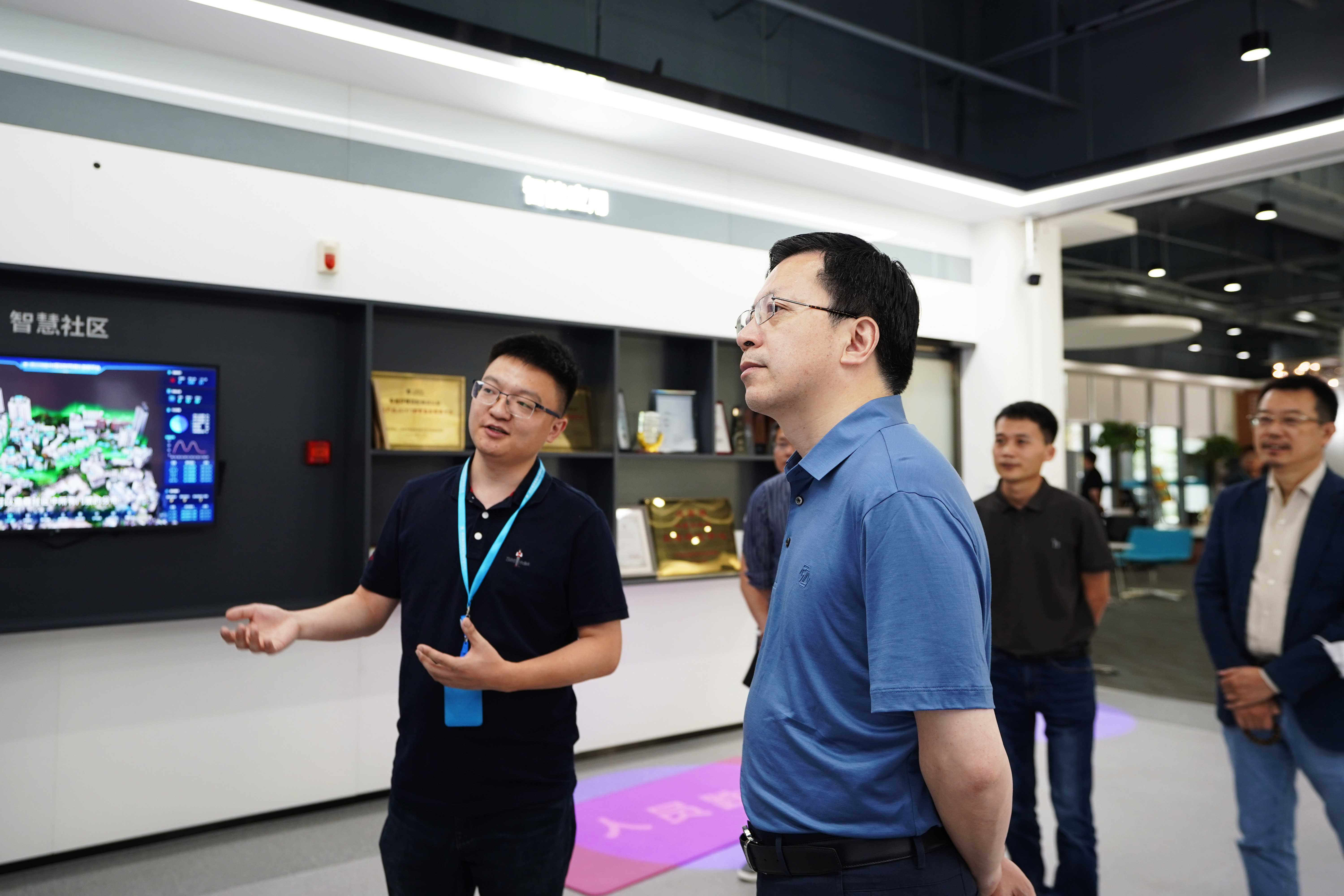 Ye Jianqiang, member of the Standing Committee of Mount Huangshan Municipal Committee of the CPC, and his delegation visited Minivision Technology to discuss the intelligent construction of the scenic spot