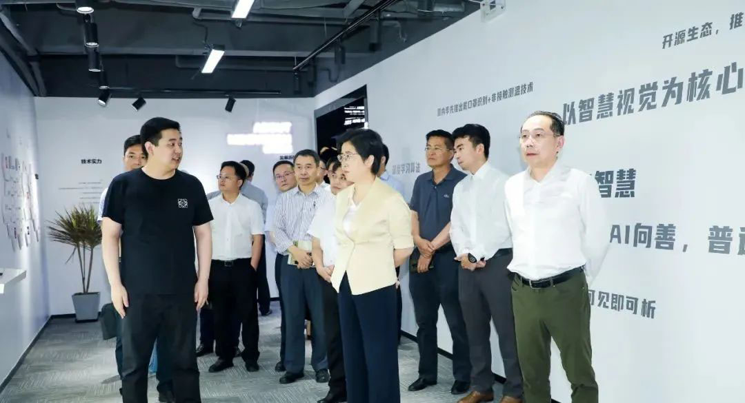 Chen Jin, Secretary of Gongshu District Committee, and his delegation visited Minivision Technology Hangzhou subsidiary for investigation and research